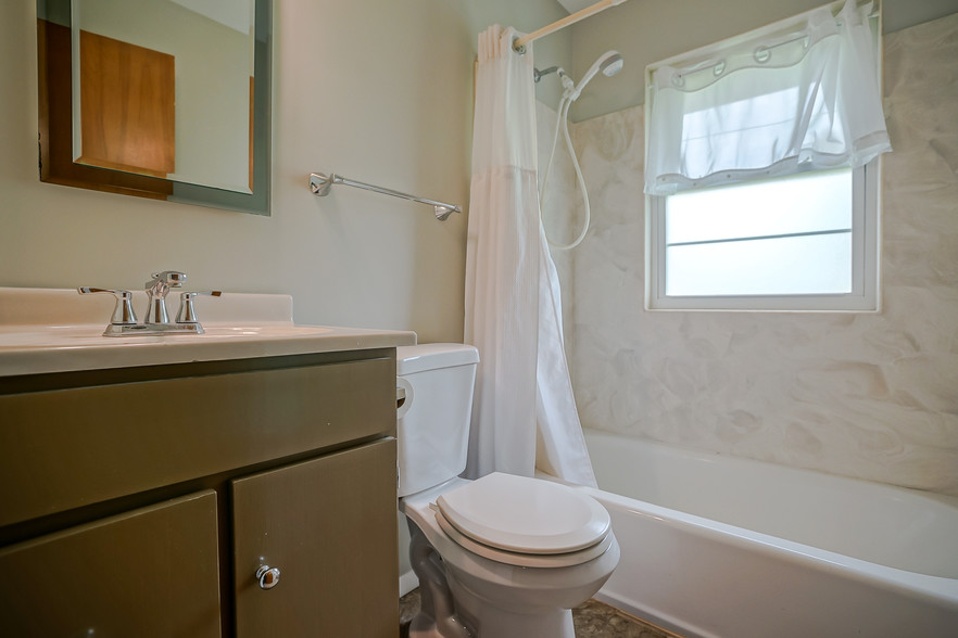 Main Bath - 6134 N Jayar Dr