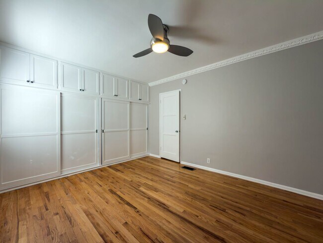 Building Photo - 10428 Riverside Dr