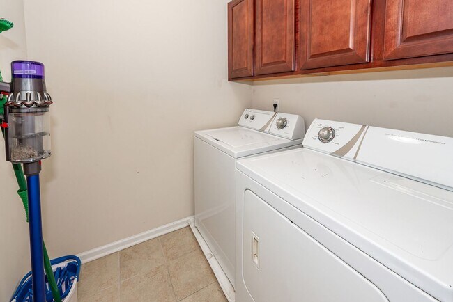 Building Photo - 4 Bedroom, 2.5 Bathroom Home in Brownswood...