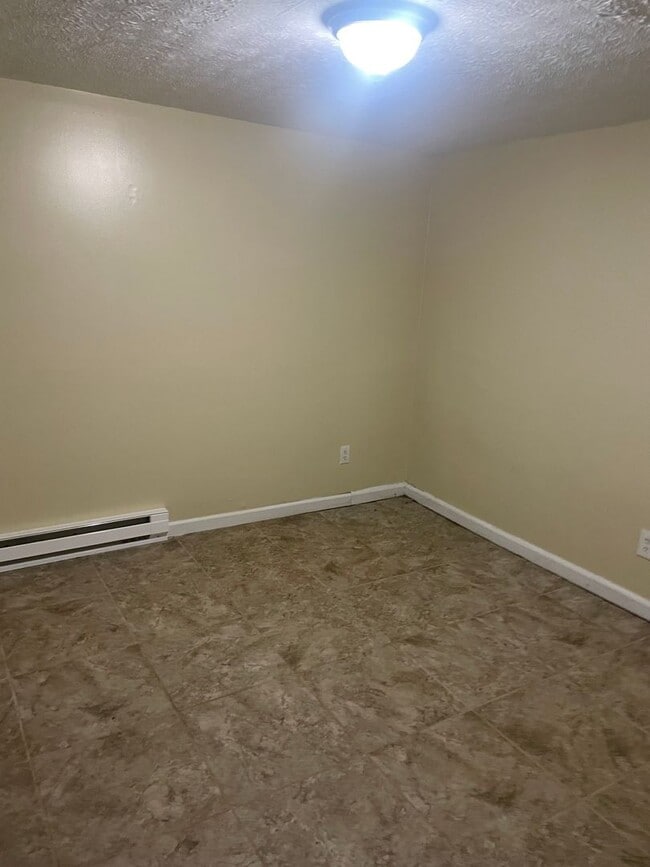 Building Photo - Oak Ridge 37830 - 2 bedroom, 1 bath apartment - Contact Lisa Vineyard and Shannon Russell (865) 2...