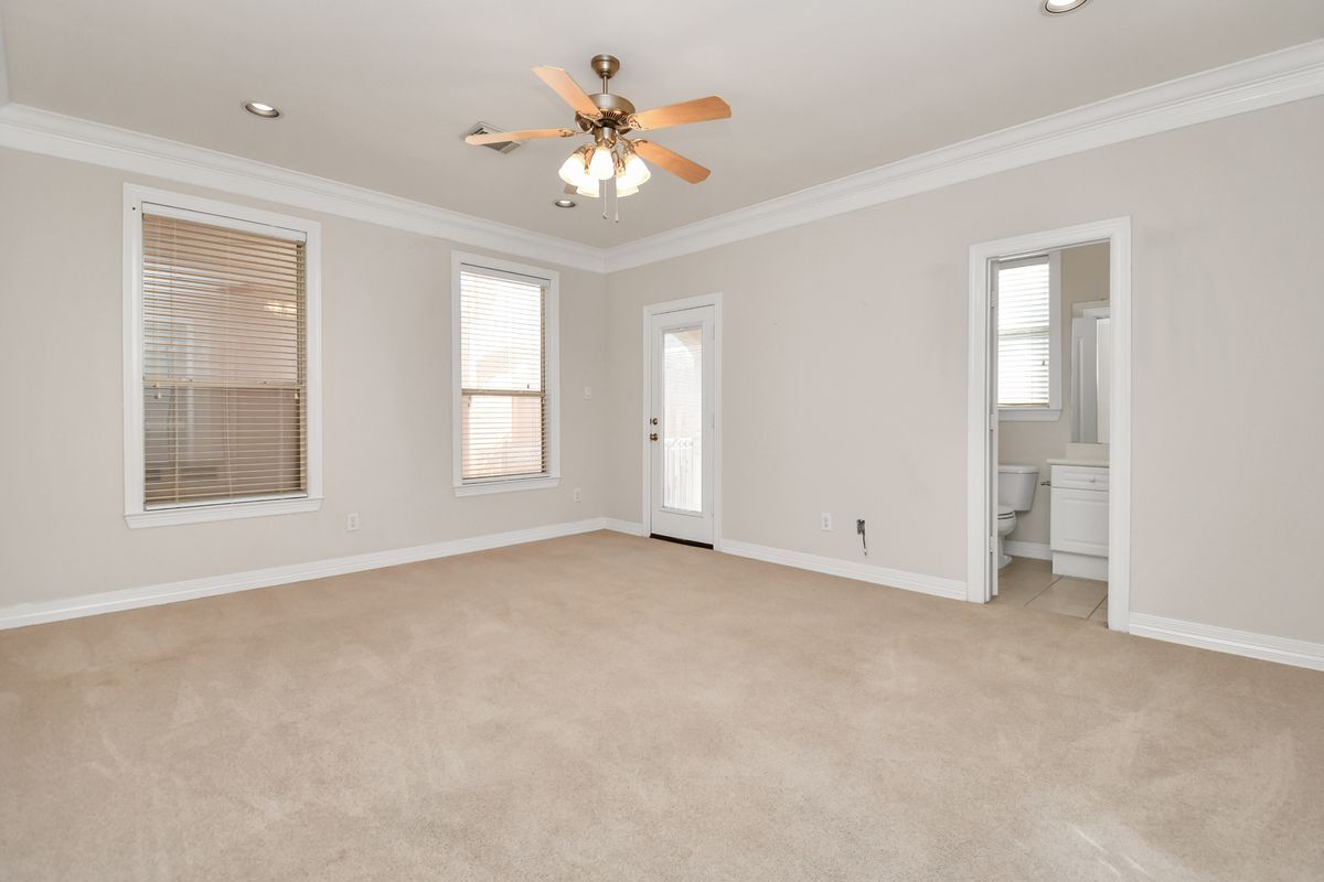 Building Photo - 833 Rosine St
