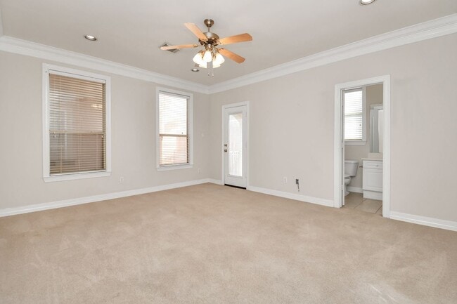 Building Photo - 833 Rosine St