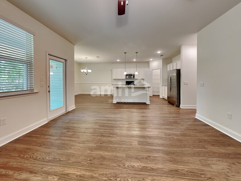 Building Photo - 223 Swan Dr