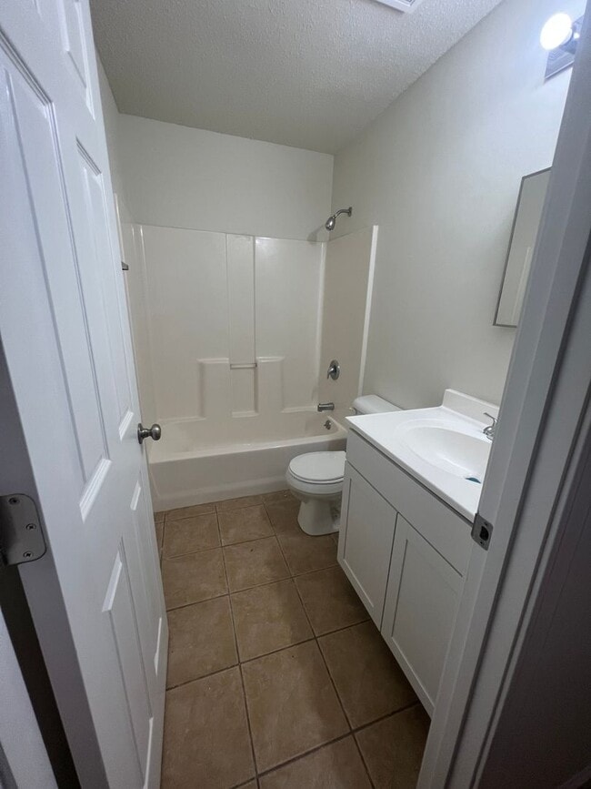 Building Photo - 4-bedroom 1.5 baths house near I-44