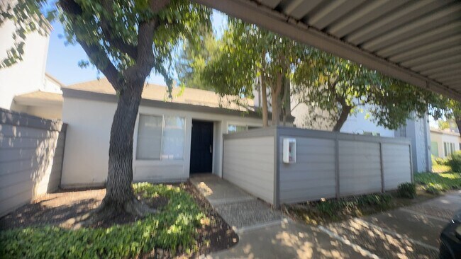 Building Photo - Charming 1 Bedroom, 1 Bathroom Condo for Rent!