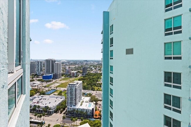 Building Photo - 1900 N Bayshore Dr