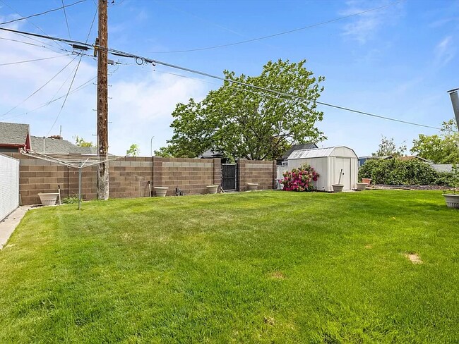 Building Photo - 318 Abert Ave