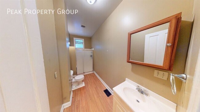 Building Photo - 2212 W Clifton Ave