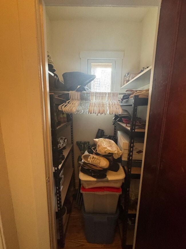 Building Photo - Lovely and Very Large Ravenswood Manor 1 BR