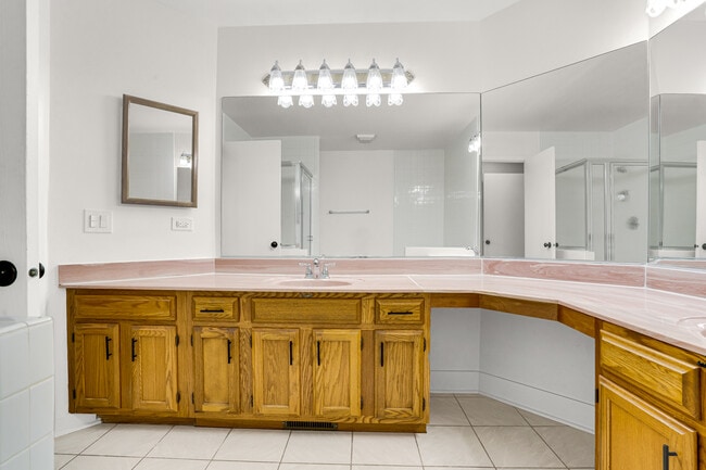 Building Photo - 133 White Branch Ct N