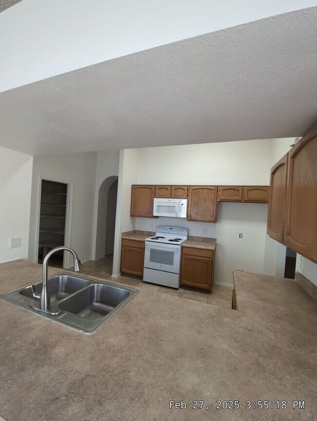 Building Photo - Welcome to your new cozy, immaculate and spacious home!