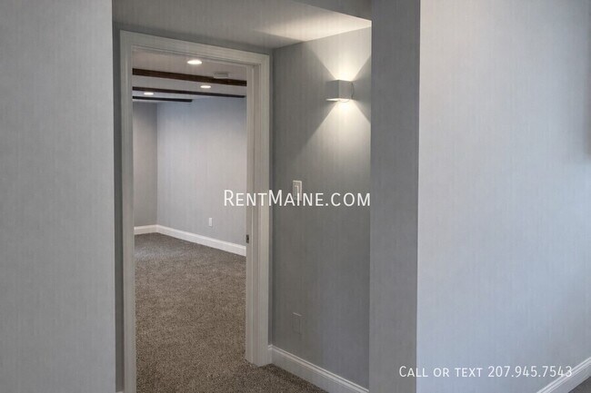 Building Photo - 492 Main St