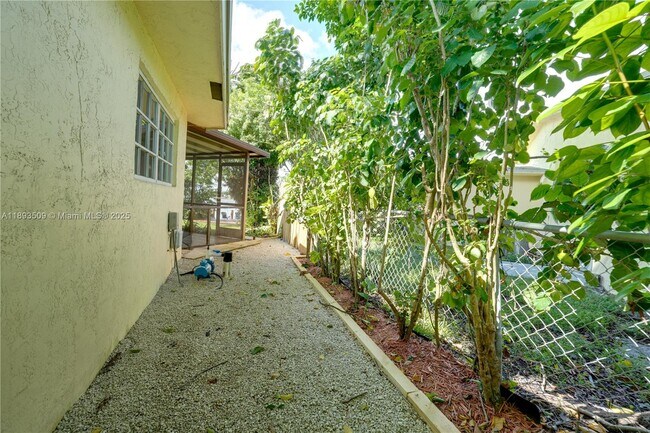 Building Photo - 2401 SW 58th Manor