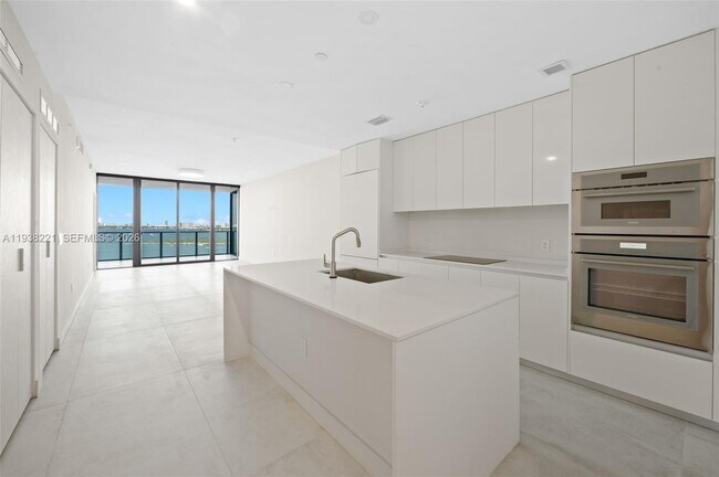 Building Photo - 700 NE 24th St