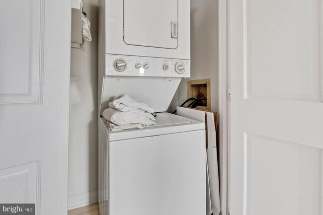 Building Photo - 1080 Wisconsin Ave NW