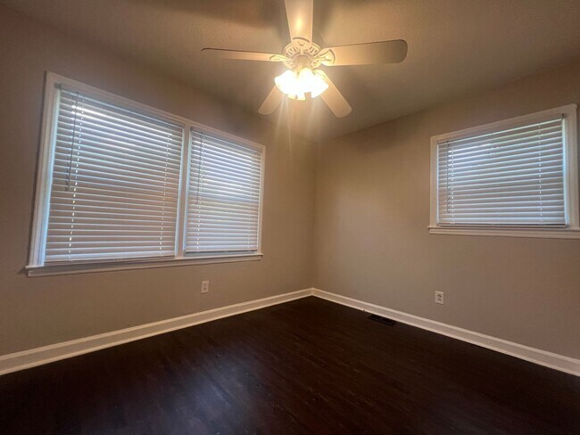 Building Photo - 3605 Somerset Dr