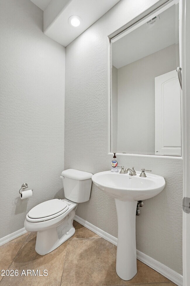 Building Photo - 1735 W Aloe Vera Dr