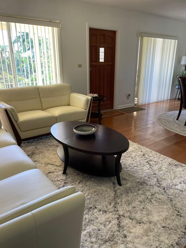 Building Photo - 101 N Lakeside Dr