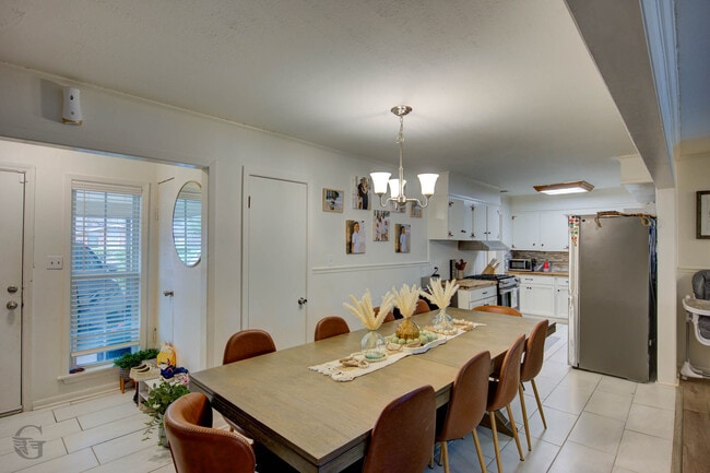 Building Photo - 9478 Poinsettia Dr