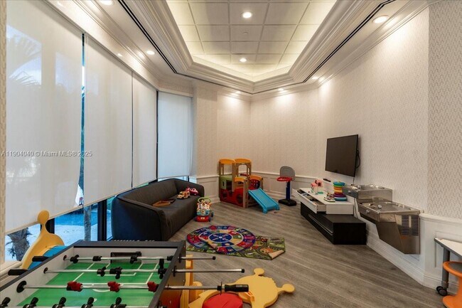 Building Photo - 2000 Island Blvd