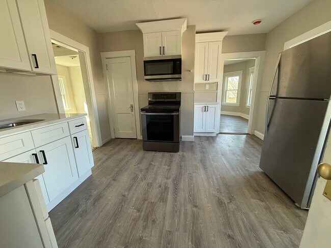 Building Photo - 68 Ash St