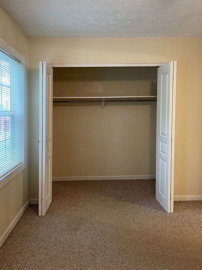 Building Photo - SPACIOUS TOWNHOME near Downtown! Washer/Dryer Included; Off-Street Parking
