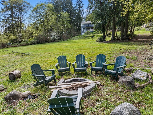 Building Photo - Custom Craftsman Estate on 1.5+ Sun-drenched Acres