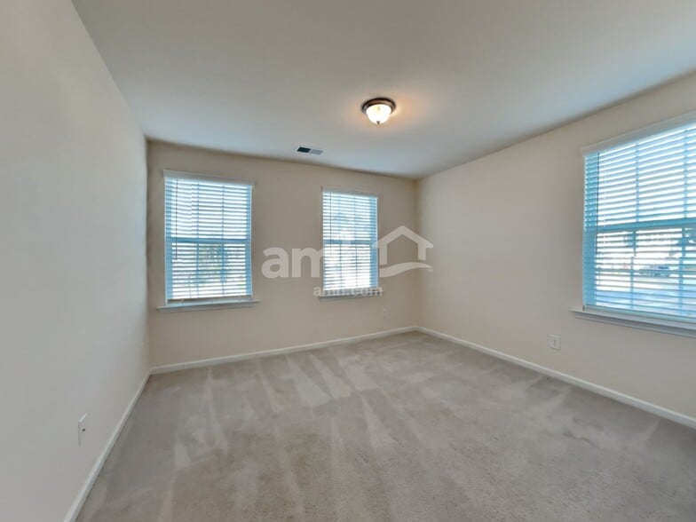 Building Photo - 154 Eden Ave