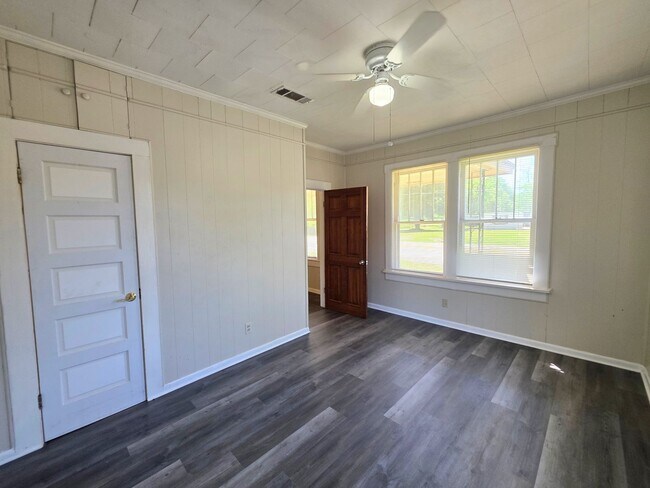 Building Photo - 3BR/1BA home with Bonus Room and large fenced back yard