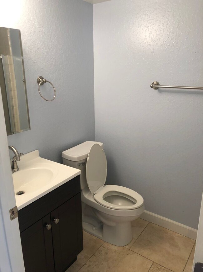 Building Photo - 2Br/2Ba - 1 Car Garage Townhouse in the He...