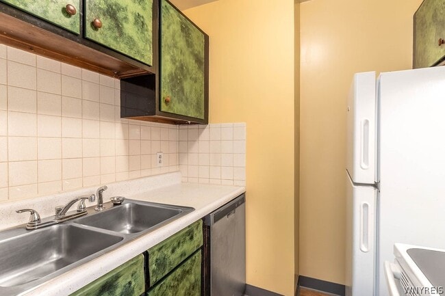 Building Photo - 493 Delaware Ave