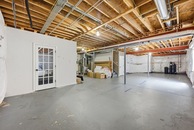 Building Photo - 14924 S Case St
