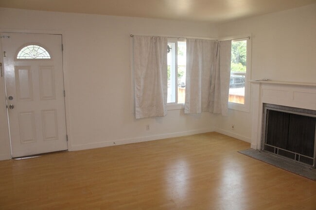 Building Photo - Ready for Move In! Three Bedroom, 1 1/2 Bathroom House with 2 Garages and Side Yard Access in Pit...