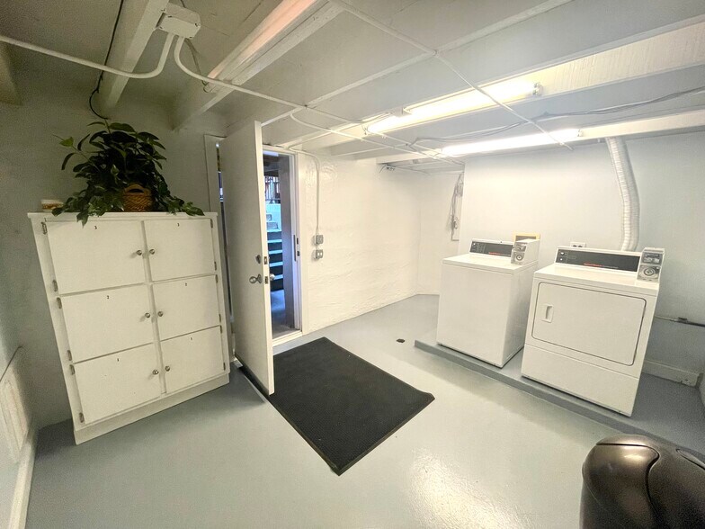 Building Photo - 2539 W Iowa St