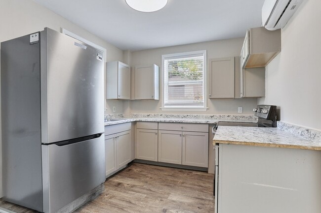 Building Photo - 2030 E 50th St