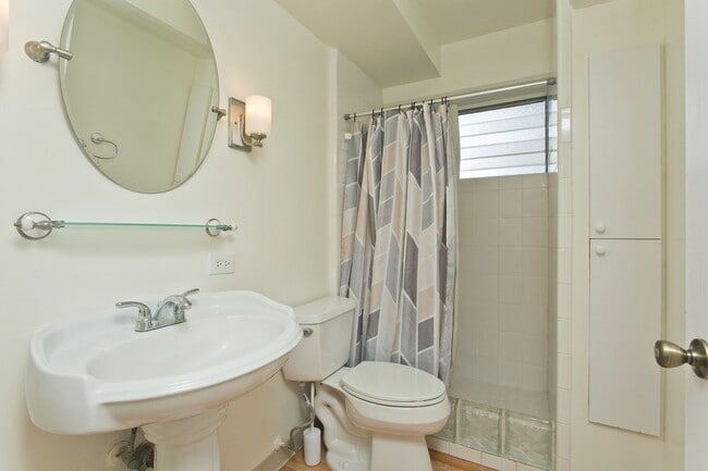 Building Photo - 3 bed, 2 bath, 1 parking in Waikiki with D...