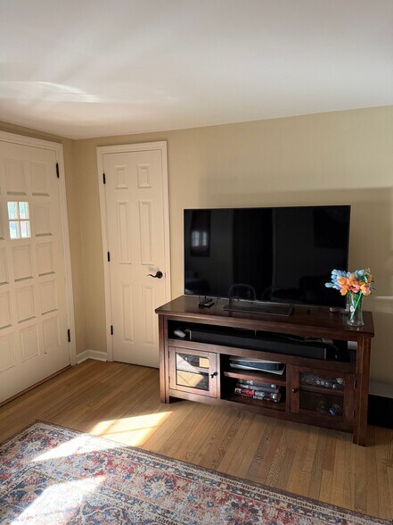 Building Photo - 33 Church Rd