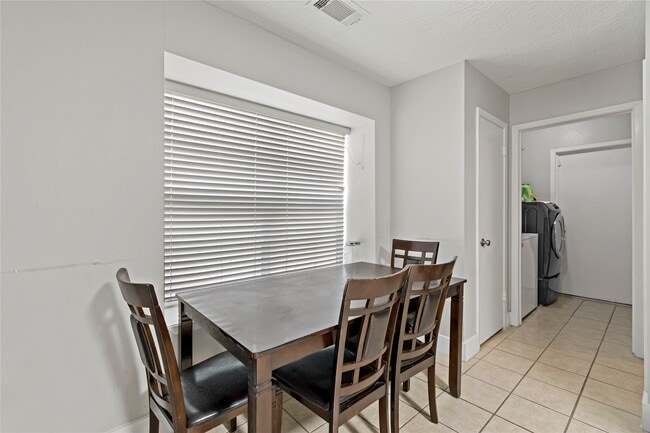 Building Photo - 1910 E Navaho Trail