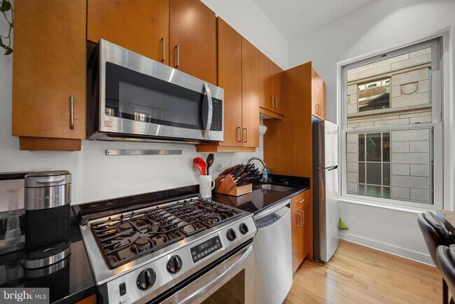 Building Photo - 675 E St NW