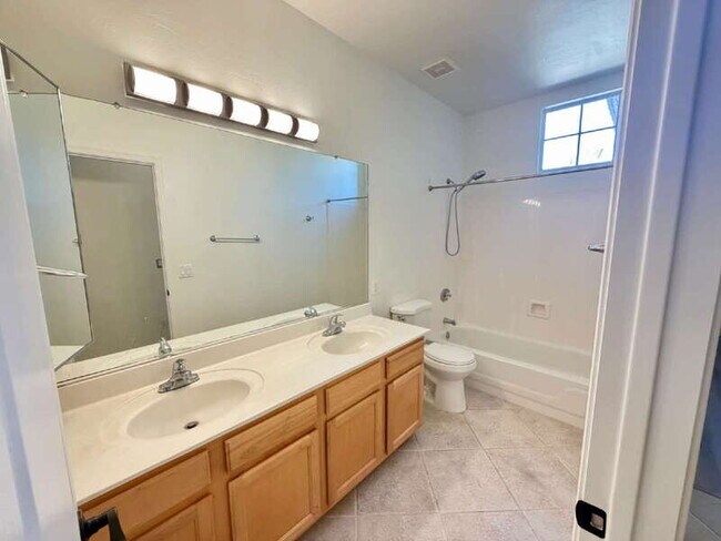 Building Photo - 885 W Aloe Pl