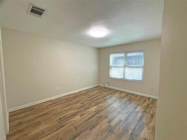 Building Photo - 2315 Claudia June Ave