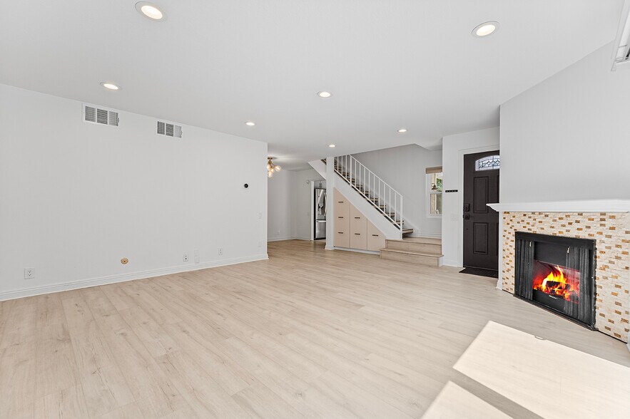 Building Photo - 10341 Canoga Ave