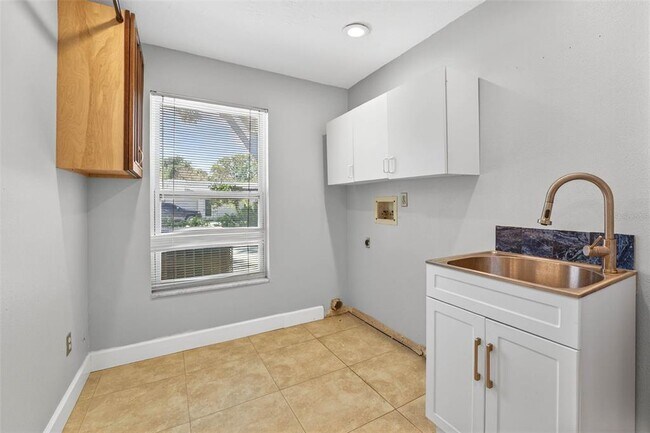 Building Photo - 2111 Paddock Cir