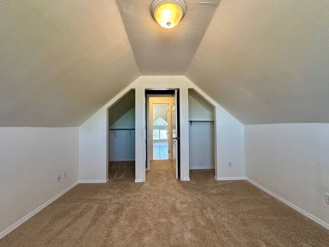 Building Photo - 3 Bedroom 2 Full Bath Renovated Single Fam...