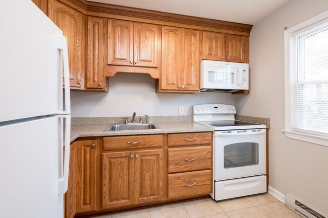 Building Photo - Duplex located just a block from the ocean!