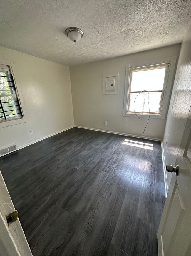 Building Photo - 2bd Single Cash Pay