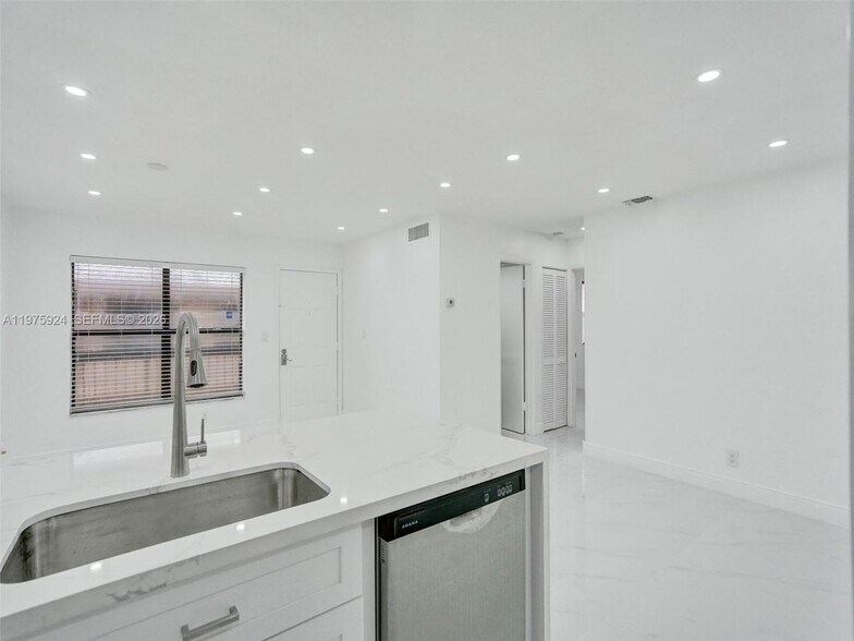 Building Photo - 10051 Winding Lake Rd