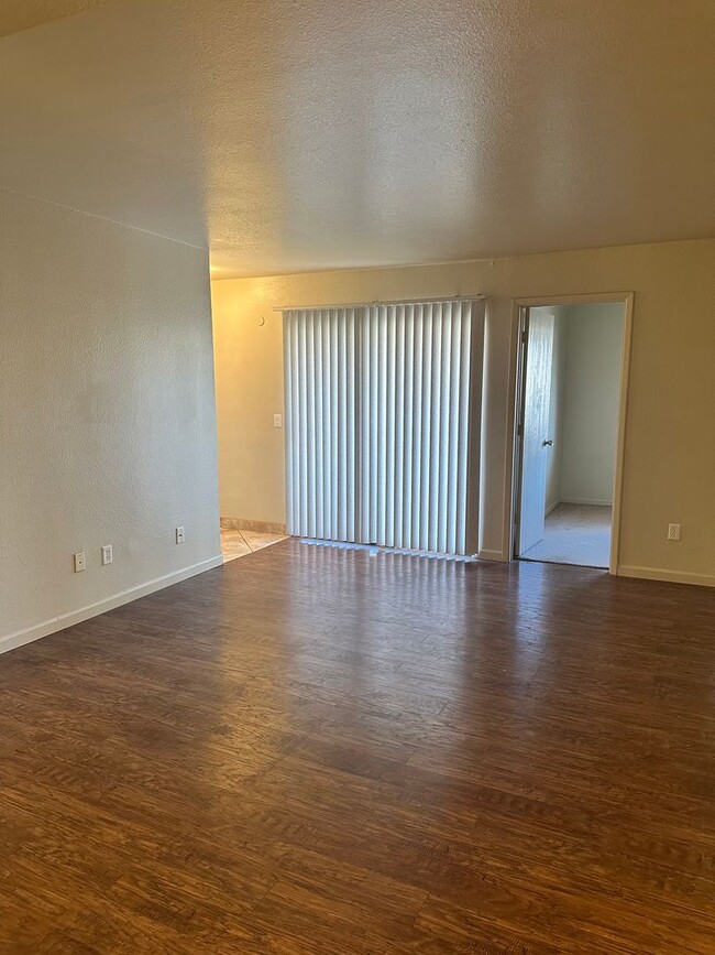 Building Photo - 3357 N Country Club Rd