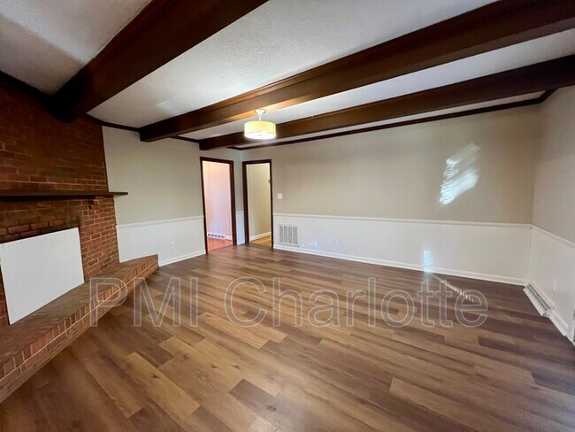 Building Photo - 528 Carolina Ave N