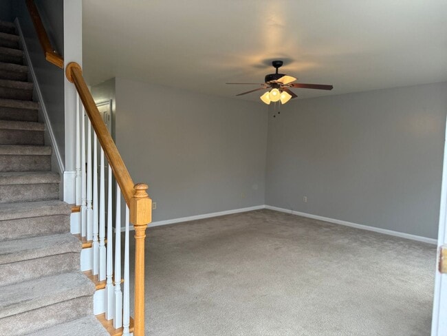 Building Photo - 2 bedroom 1.5 bath townhouse